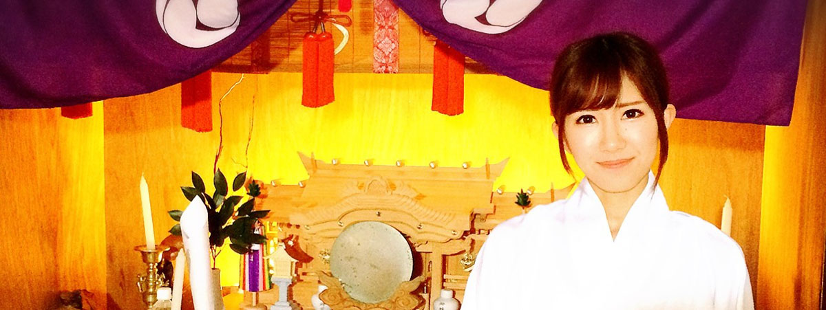 各界の著名人も参拝する
ビルの一室にある神社